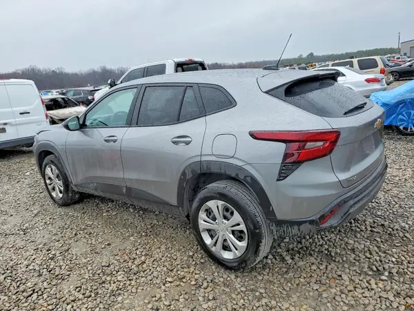 KL77LFEP8SC240748 2025 CHEVROLET TRAX - Image 2