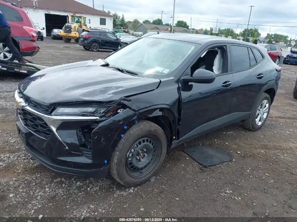 KL77LFEP8SC245545 2025 CHEVROLET TRAX - Image 2