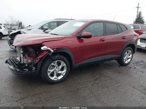 KL77LFEP8SC246775 2025 CHEVROLET TRAX - Image 2