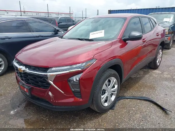 KL77LFEP8SC270509 2025 CHEVROLET TRAX - Image 2