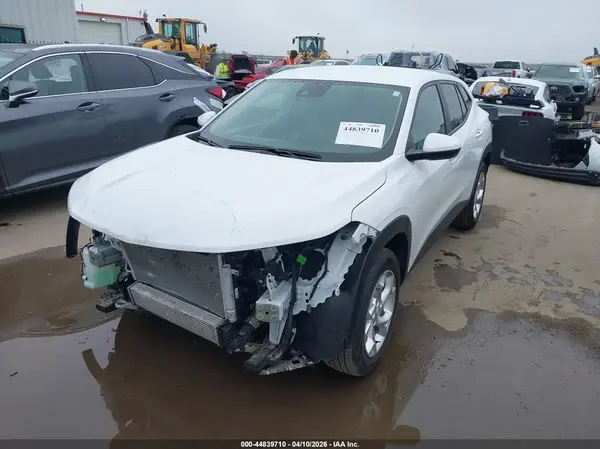 KL77LFEP8SC304612 2025 CHEVROLET TRAX - Image 2