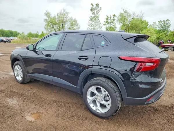 KL77LFEP8SC333964 2025 CHEVROLET TRAX - Image 2