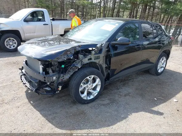 KL77LFEP9SC001239 2025 CHEVROLET TRAX - Image 2