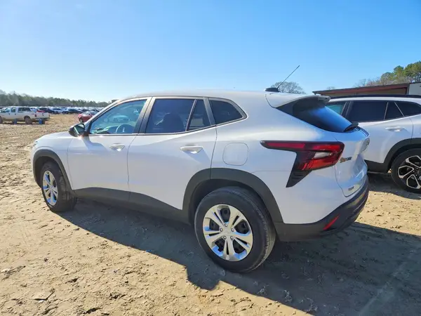 KL77LFEP9SC023757 2025 CHEVROLET TRAX - Image 2
