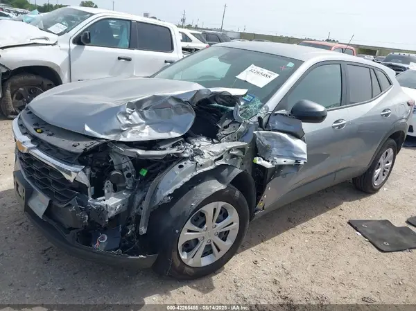KL77LFEP9SC040459 2025 CHEVROLET TRAX - Image 2
