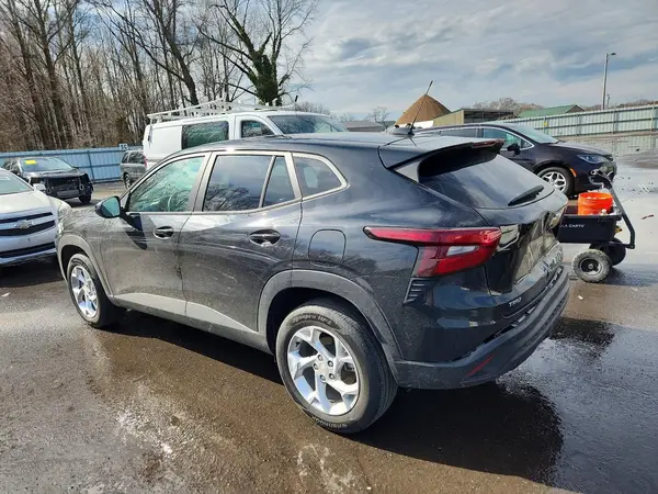 KL77LFEP9SC051087 2025 CHEVROLET TRAX - Image 2