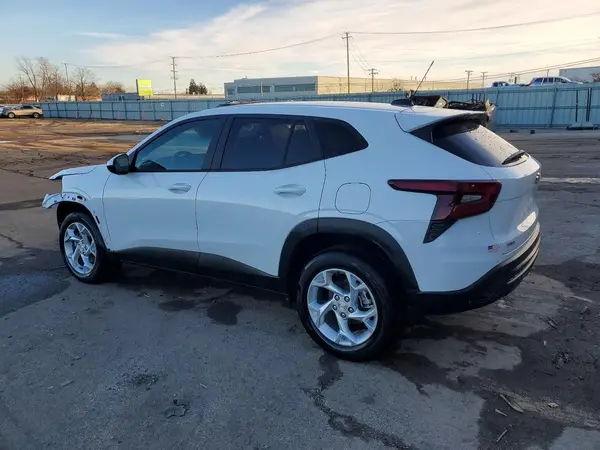 KL77LFEP9SC090522 2025 CHEVROLET TRAX - Image 2