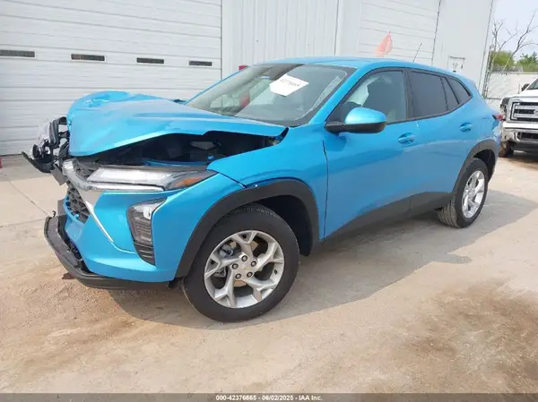 KL77LFEP9SC160469 2025 CHEVROLET TRAX - Image 2