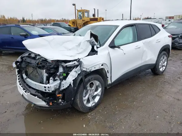 KL77LFEP9SC178437 2025 CHEVROLET TRAX - Image 2