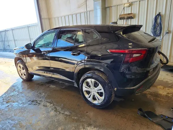 KL77LFEP9SC181709 2025 CHEVROLET TRAX - Image 2