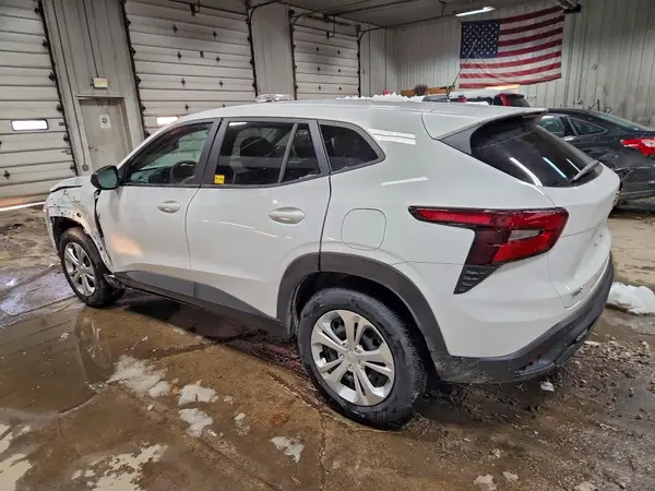 KL77LFEP9SC196422 2025 CHEVROLET TRAX - Image 2