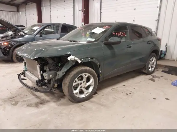 KL77LFEP9SC201537 2025 CHEVROLET TRAX - Image 2