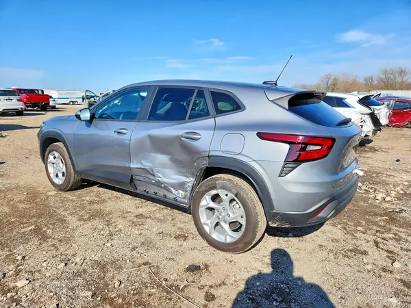 KL77LFEP9SC250768 2025 CHEVROLET TRAX - Image 2