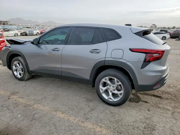 KL77LFEP9SC272172 2025 CHEVROLET TRAX - Image 2