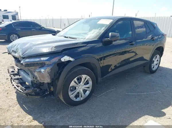 KL77LFEP9SC287822 2025 CHEVROLET TRAX - Image 2