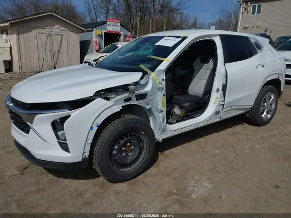 KL77LFEP9SC294088 2025 CHEVROLET TRAX - Image 2