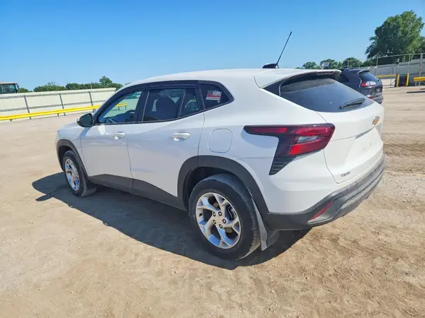 KL77LFEP9SC322858 2025 CHEVROLET TRAX - Image 2