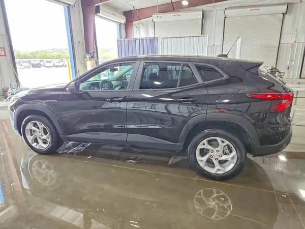 KL77LFEP9SC329325 2025 CHEVROLET TRAX - Image 2