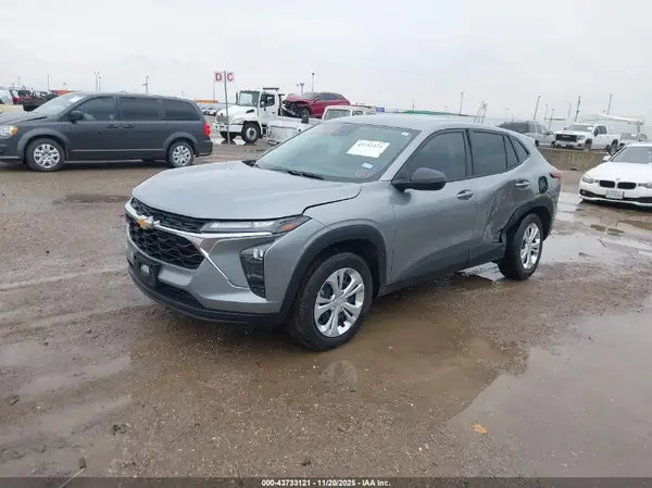 KL77LFEP9SC337697 2025 CHEVROLET TRAX - Image 2