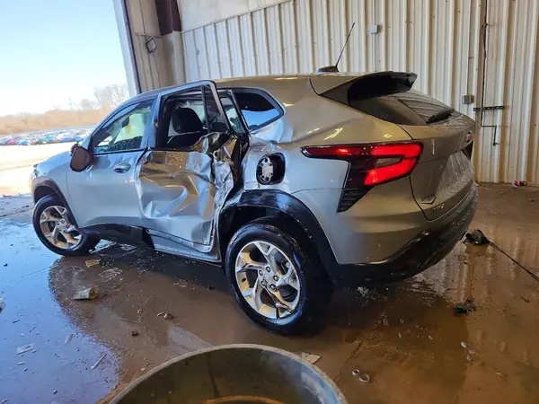 KL77LFEP9TC009794 2026 CHEVROLET TRAX - Image 2