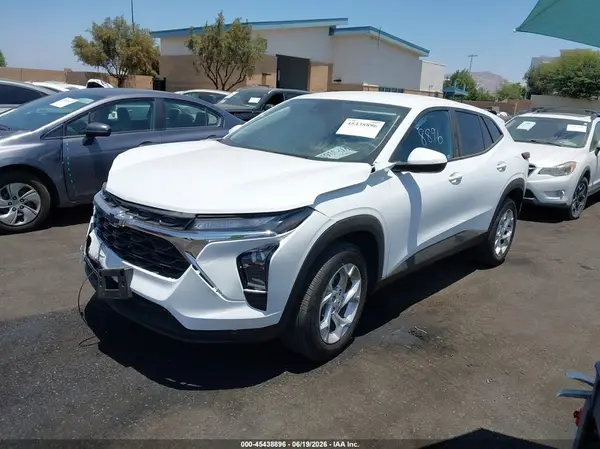 KL77LFEP9TC066741 2026 CHEVROLET TRAX - Image 2