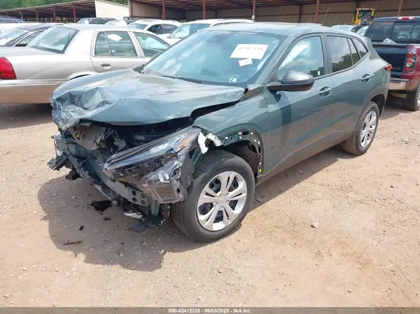 KL77LFEPISC126798 2025 CHEVROLET TRAX - Image 2
