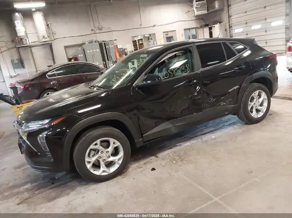 KL77LFEPXSC014016 2025 CHEVROLET TRAX - Image 2