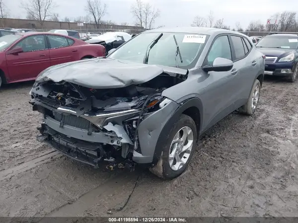 KL77LFEPXSC030233 2025 CHEVROLET TRAX - Image 2