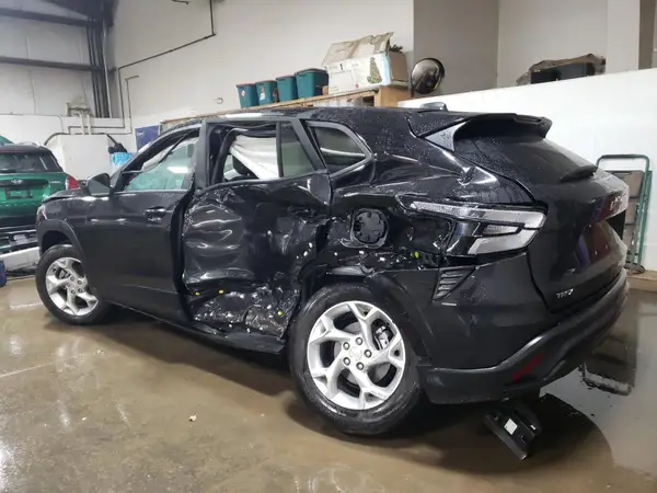 KL77LFEPXSC032127 2025 CHEVROLET TRAX - Image 2