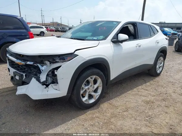 KL77LFEPXSC055777 2025 CHEVROLET TRAX - Image 2