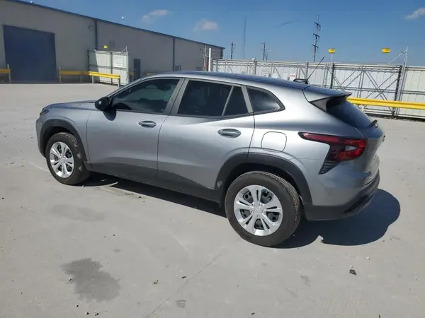KL77LFEPXSC070618 2025 CHEVROLET TRAX - Image 2
