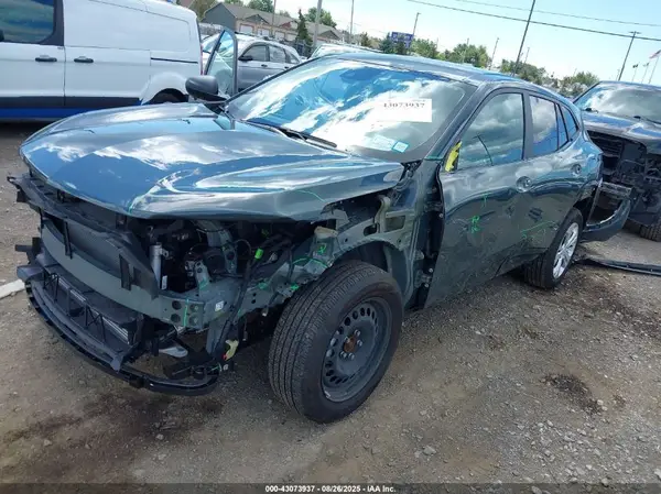 KL77LFEPXSC090075 2025 CHEVROLET TRAX - Image 2