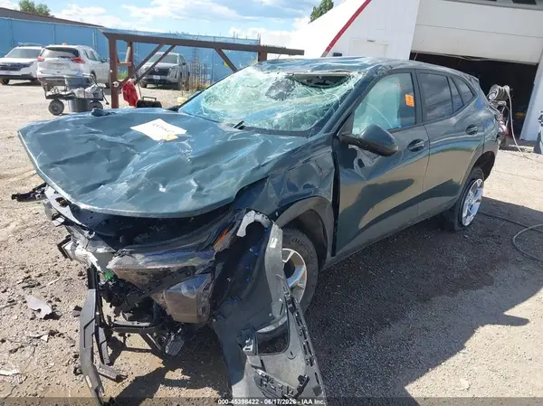 KL77LFEPXSC104041 2025 CHEVROLET TRAX - Image 2