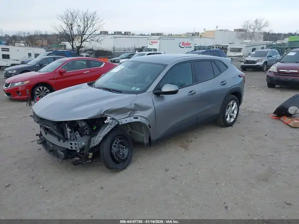 KL77LFEPXSC144233 2025 CHEVROLET TRAX - Image 2