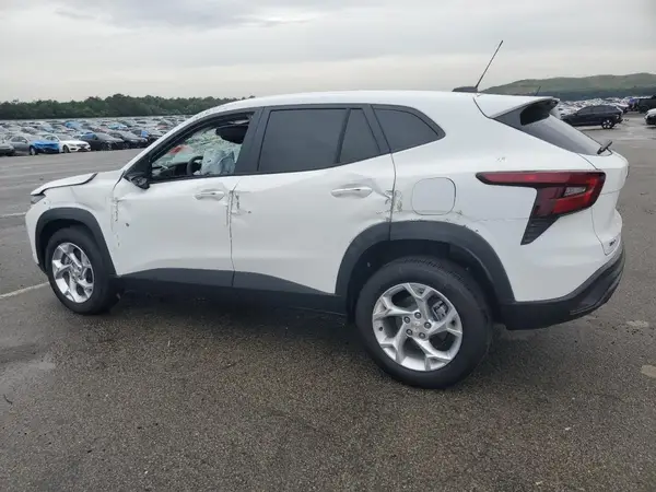 KL77LFEPXSC145981 2025 CHEVROLET TRAX - Image 2