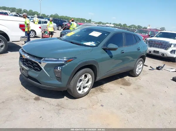 KL77LFEPXSC152056 2025 CHEVROLET TRAX - Image 2