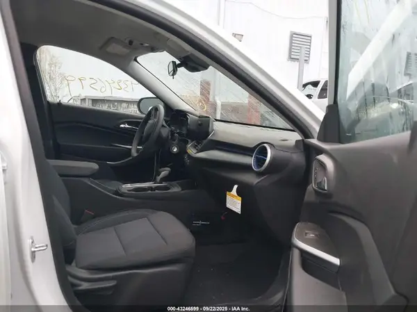 KL77LFEPXSC182366 2025 CHEVROLET TRAX - Image 2