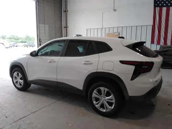 KL77LFEPXSC182738 2025 CHEVROLET TRAX - Image 2