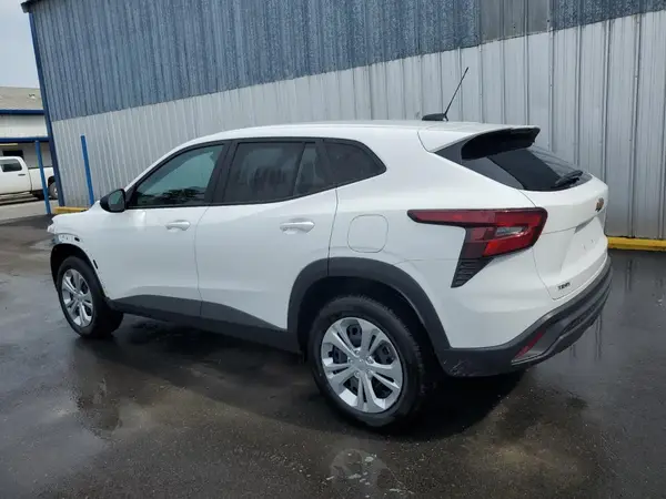 KL77LFEPXSC229864 2025 CHEVROLET TRAX - Image 2