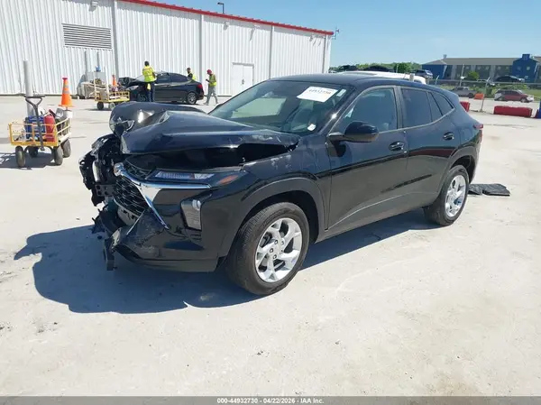 KL77LFEPXSC243246 2025 CHEVROLET TRAX - Image 2