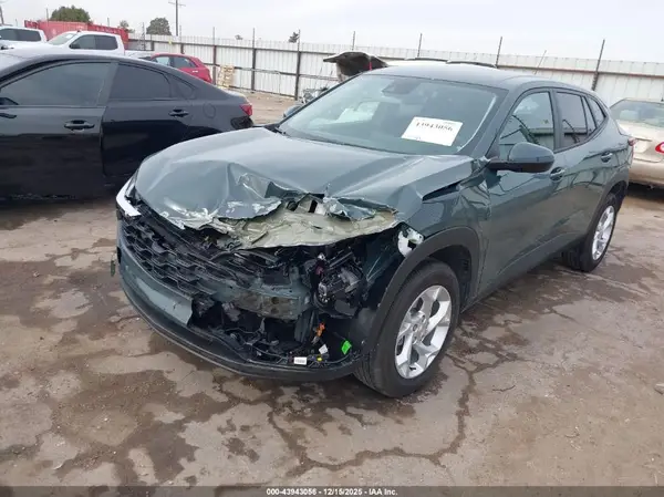 KL77LFEPXSC304210 2025 CHEVROLET TRAX - Image 2