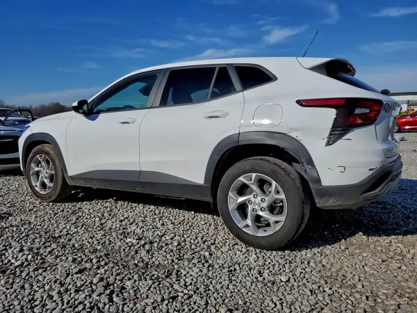 KL77LFEPXSC328412 2025 CHEVROLET TRAX - Image 2