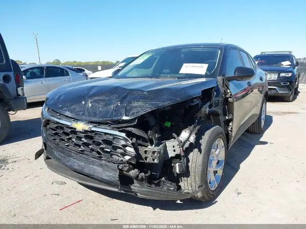 KL77LFEPXSC344688 2025 CHEVROLET TRAX - Image 2