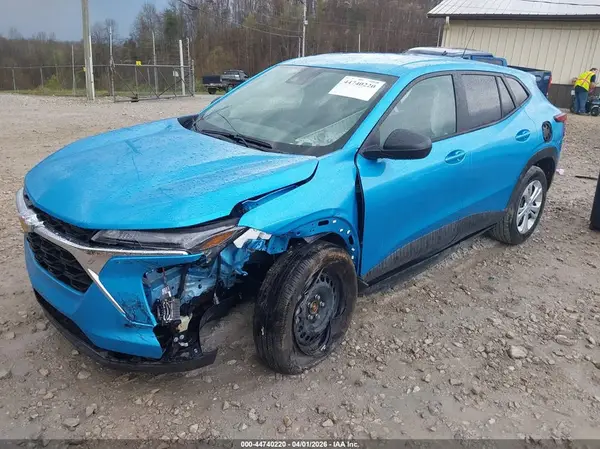 KL77LFEPXTC026586 2026 CHEVROLET TRAX - Image 2