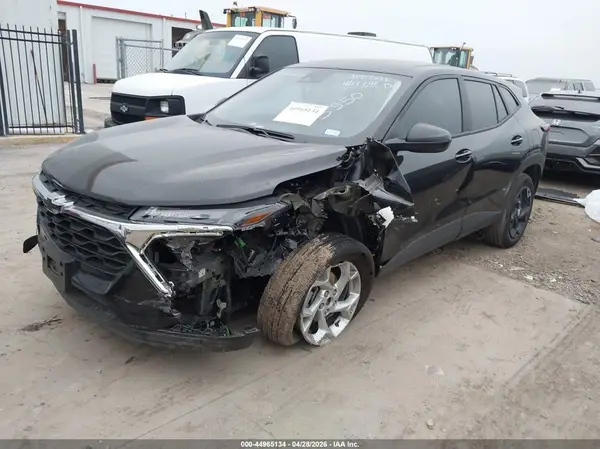 KL77LFEPXTC045350 2026 CHEVROLET TRAX - Image 2