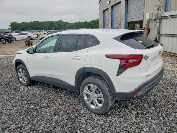 KL77LFEPXTC053898 2026 CHEVROLET TRAX - Image 2