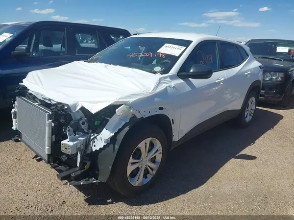 KL77LFEPXTC101335 2026 CHEVROLET TRAX - Image 2
