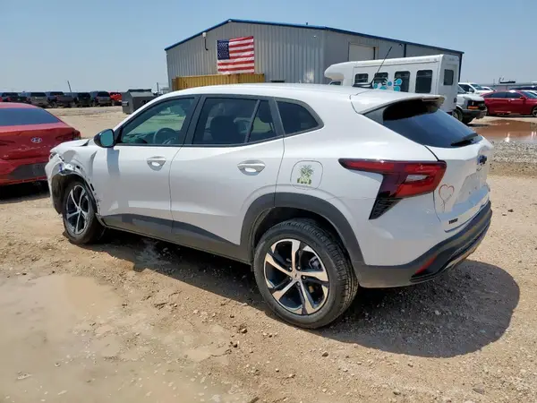 KL77LGE20RC036238 2024 CHEVROLET TRAX - Image 2