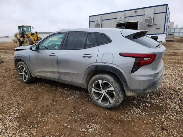 KL77LGE20RC138722 2024 CHEVROLET TRAX - Image 2