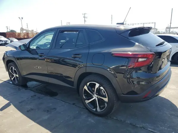 KL77LGE21RC095220 2024 CHEVROLET TRAX - Image 2